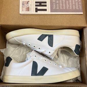 NWT In box Veja canvas sneakers blue size 8